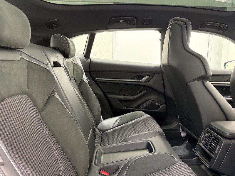 Porsche Taycan Vehicle Full-screen Gallery Image 13