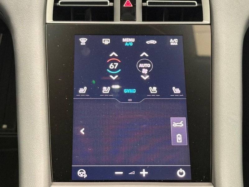 Porsche Taycan Vehicle Full-screen Gallery Image 17