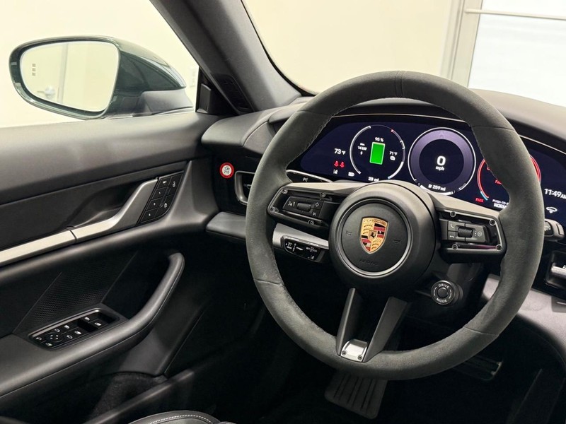 Porsche Taycan Vehicle Full-screen Gallery Image 18