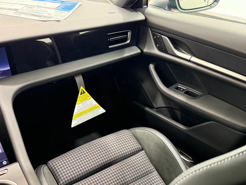 Porsche Taycan Vehicle Full-screen Gallery Image 19