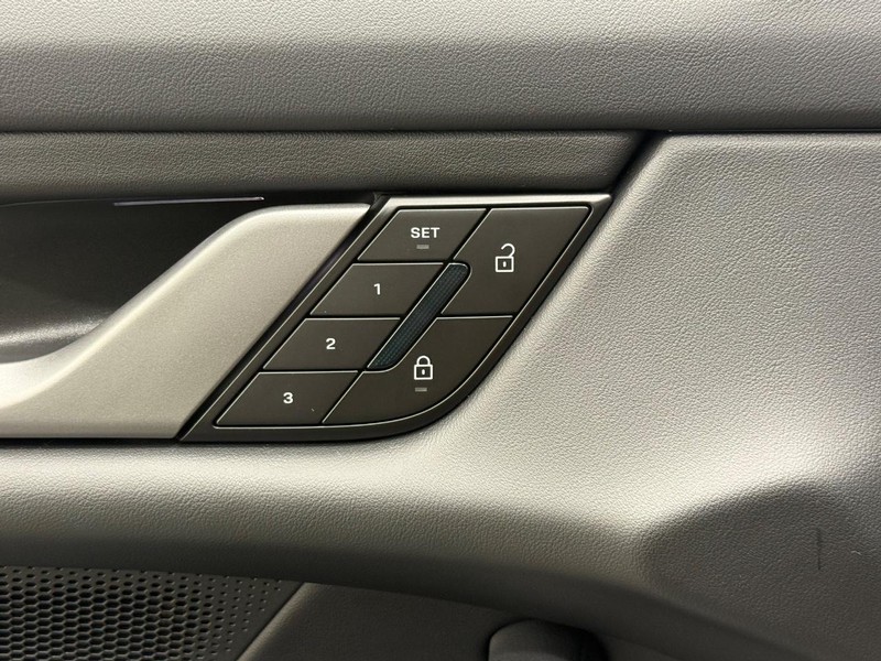 Porsche Taycan Vehicle Full-screen Gallery Image 20