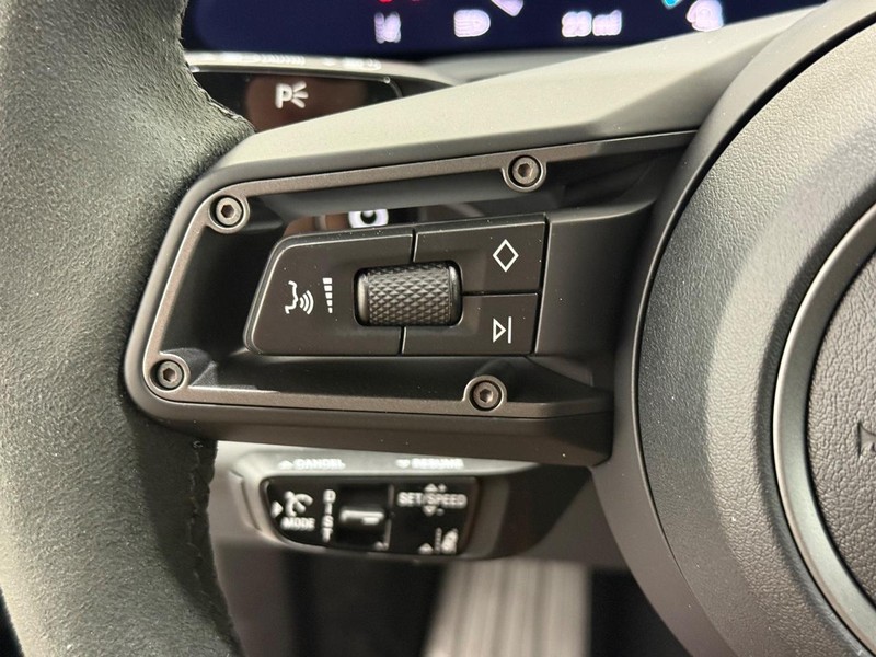 Porsche Taycan Vehicle Full-screen Gallery Image 21