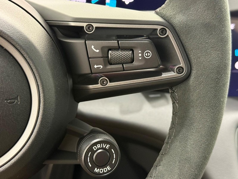 Porsche Taycan Vehicle Full-screen Gallery Image 22