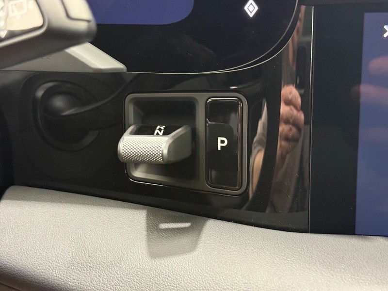 Porsche Taycan Vehicle Full-screen Gallery Image 23