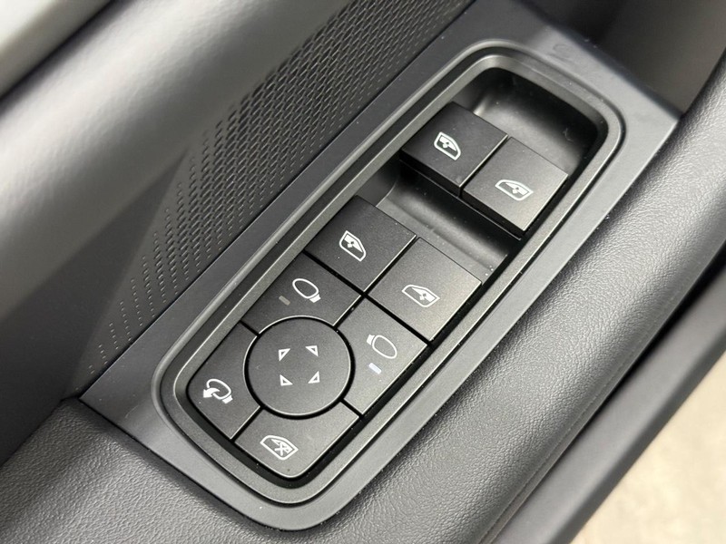 Porsche Taycan Vehicle Full-screen Gallery Image 25