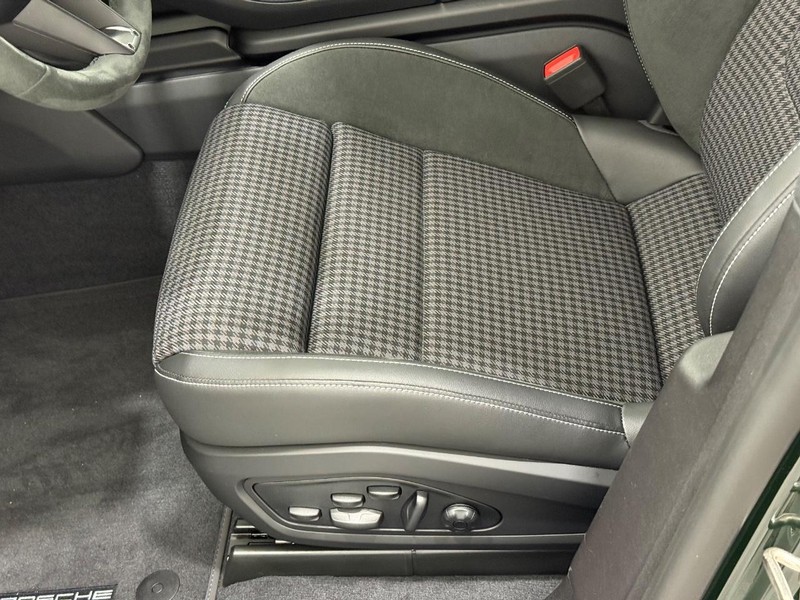 Porsche Taycan Vehicle Full-screen Gallery Image 26