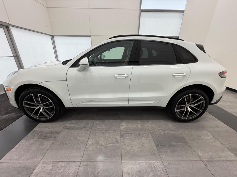 Porsche Macan Vehicle Full-screen Gallery Image 2