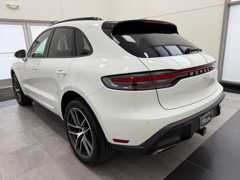 Porsche Macan Vehicle Full-screen Gallery Image 3
