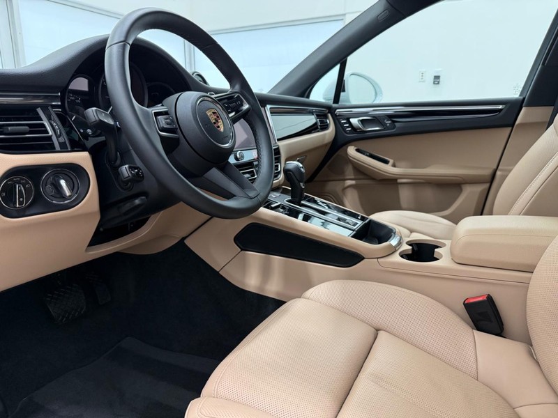 Porsche Macan Vehicle Full-screen Gallery Image 4