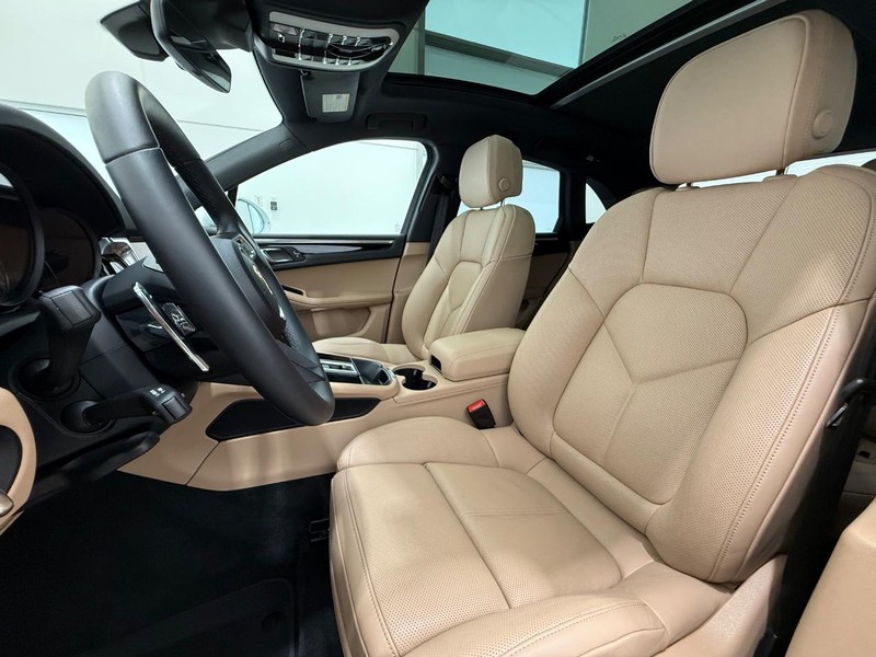 Porsche Macan Vehicle Full-screen Gallery Image 5