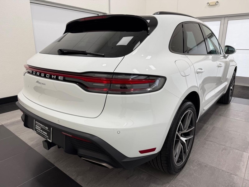 Porsche Macan Vehicle Full-screen Gallery Image 7