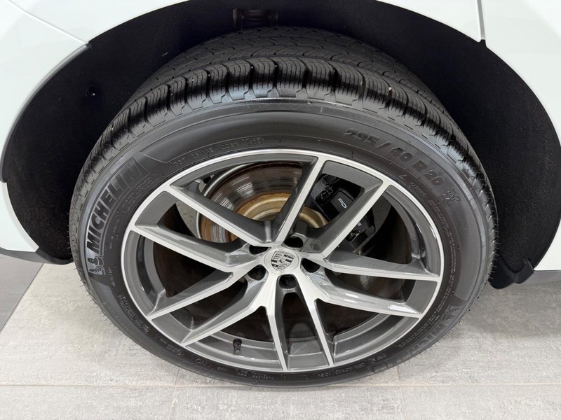 Porsche Macan Vehicle Full-screen Gallery Image 8