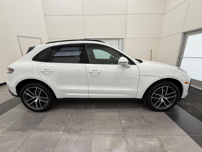Porsche Macan Vehicle Full-screen Gallery Image 9