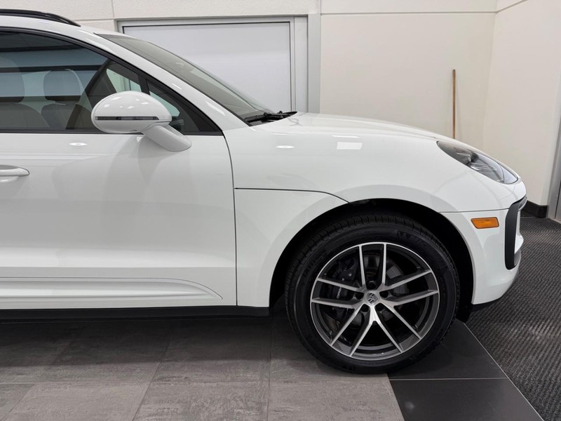 Porsche Macan Vehicle Full-screen Gallery Image 10