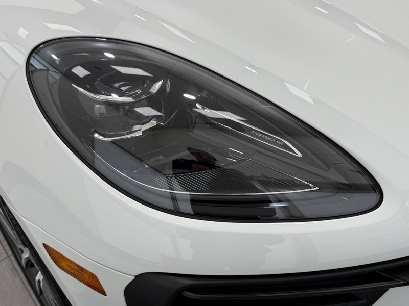 Porsche Macan Vehicle Full-screen Gallery Image 12