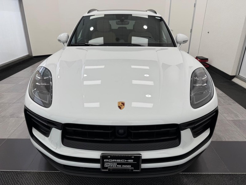 Porsche Macan Vehicle Full-screen Gallery Image 13
