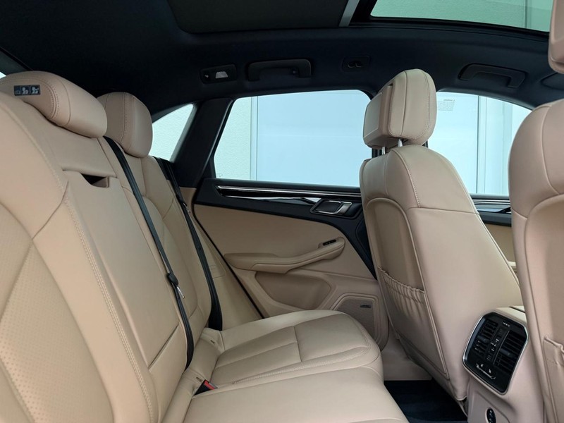 Porsche Macan Vehicle Full-screen Gallery Image 14