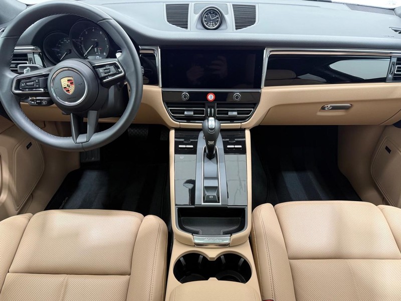 Porsche Macan Vehicle Full-screen Gallery Image 15