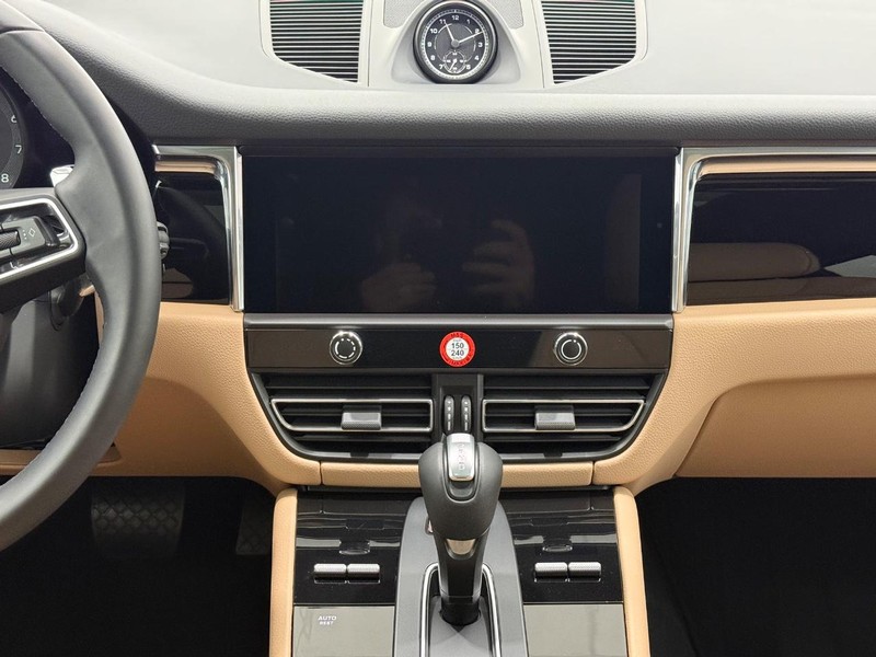Porsche Macan Vehicle Full-screen Gallery Image 16