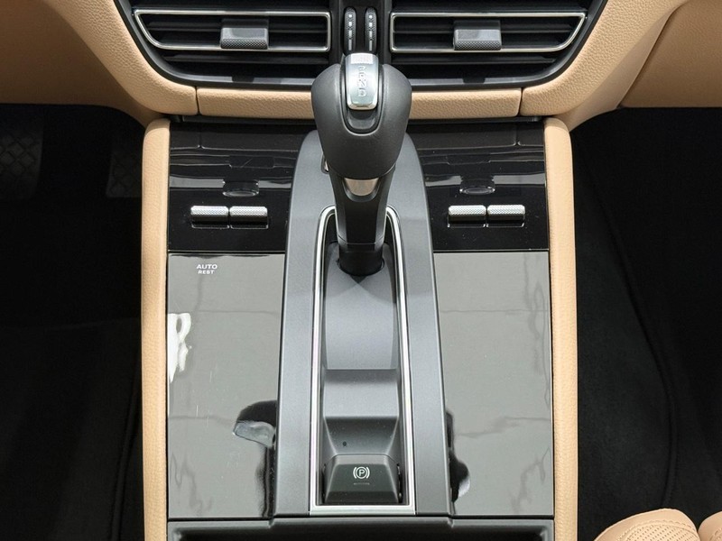 Porsche Macan Vehicle Full-screen Gallery Image 17