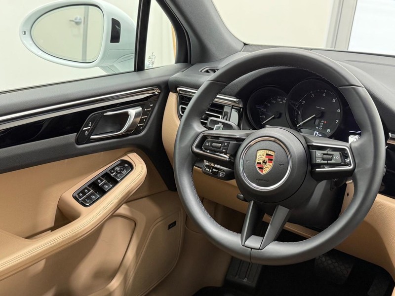 Porsche Macan Vehicle Full-screen Gallery Image 18