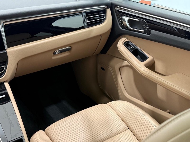 Porsche Macan Vehicle Full-screen Gallery Image 19