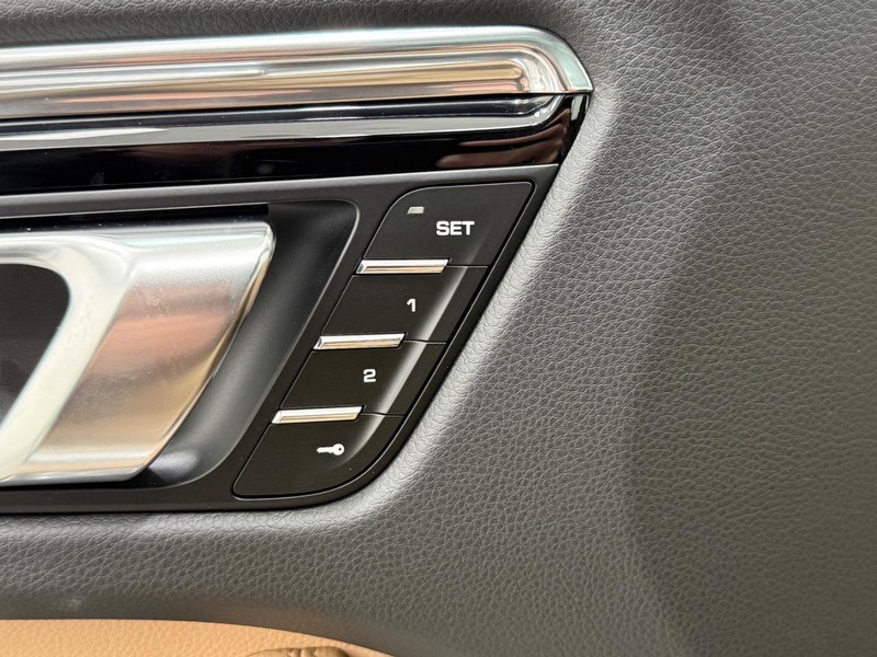 Porsche Macan Vehicle Full-screen Gallery Image 20