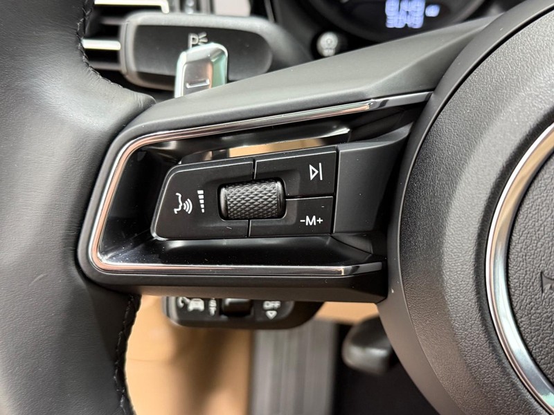 Porsche Macan Vehicle Full-screen Gallery Image 21
