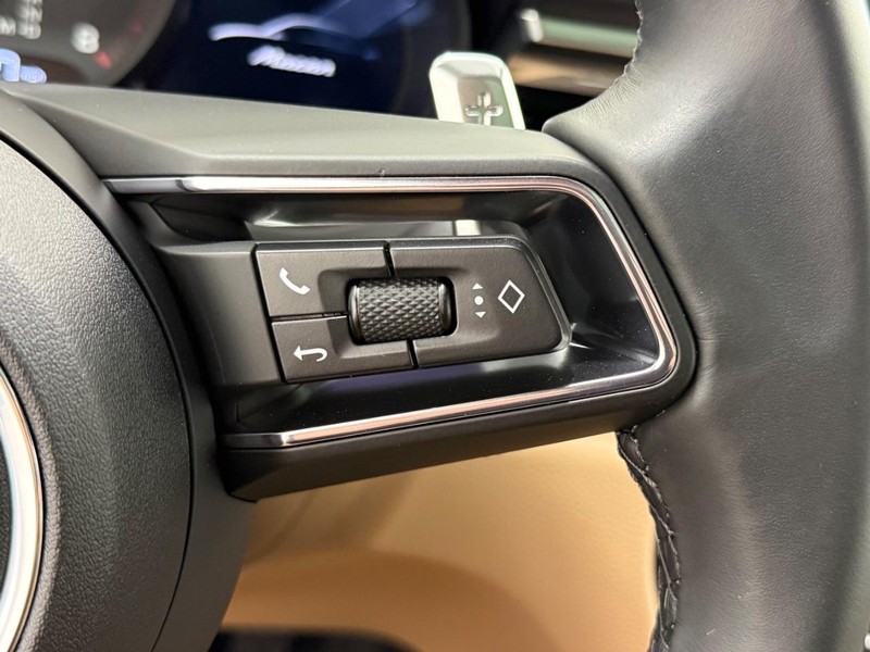 Porsche Macan Vehicle Full-screen Gallery Image 22