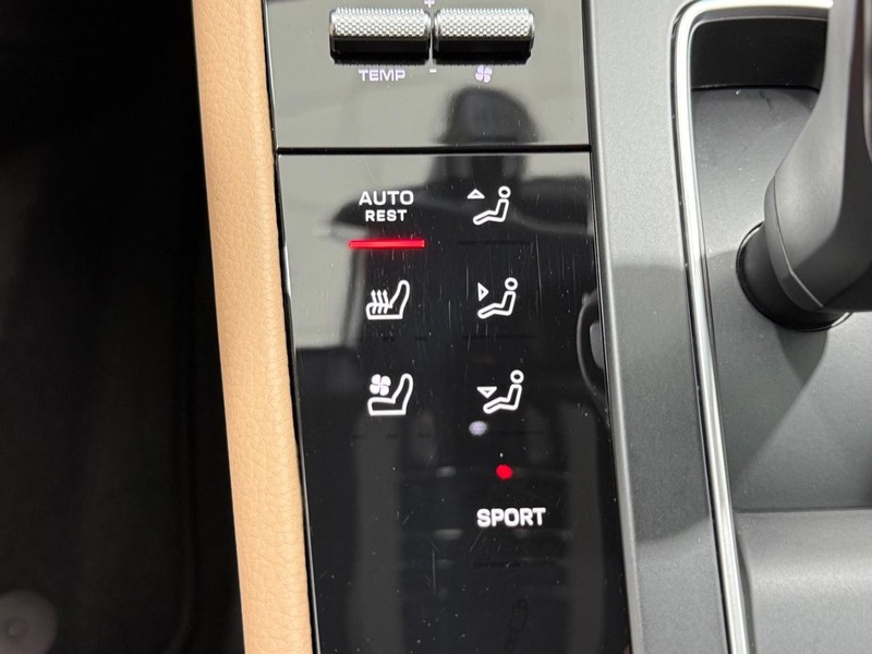 Porsche Macan Vehicle Full-screen Gallery Image 25