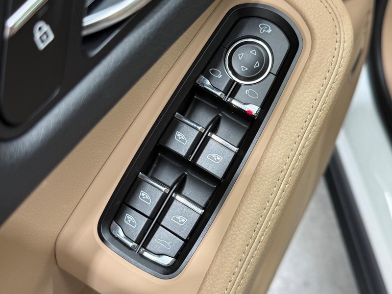 Porsche Macan Vehicle Full-screen Gallery Image 26