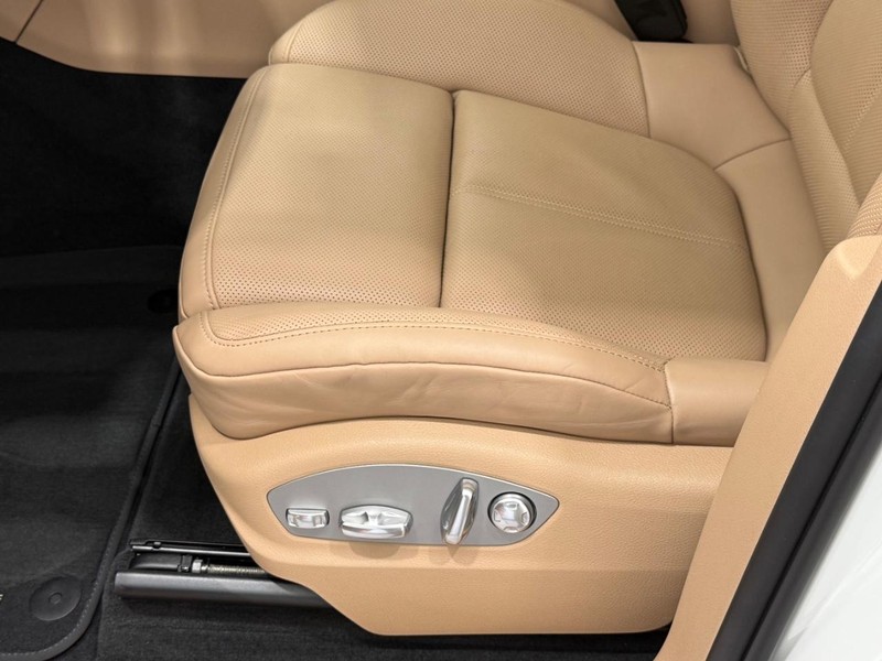Porsche Macan Vehicle Full-screen Gallery Image 27