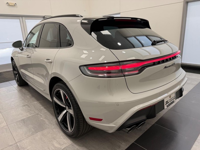 Porsche Macan Vehicle Full-screen Gallery Image 3