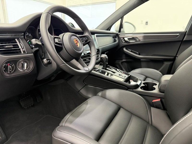 Porsche Macan Vehicle Full-screen Gallery Image 4