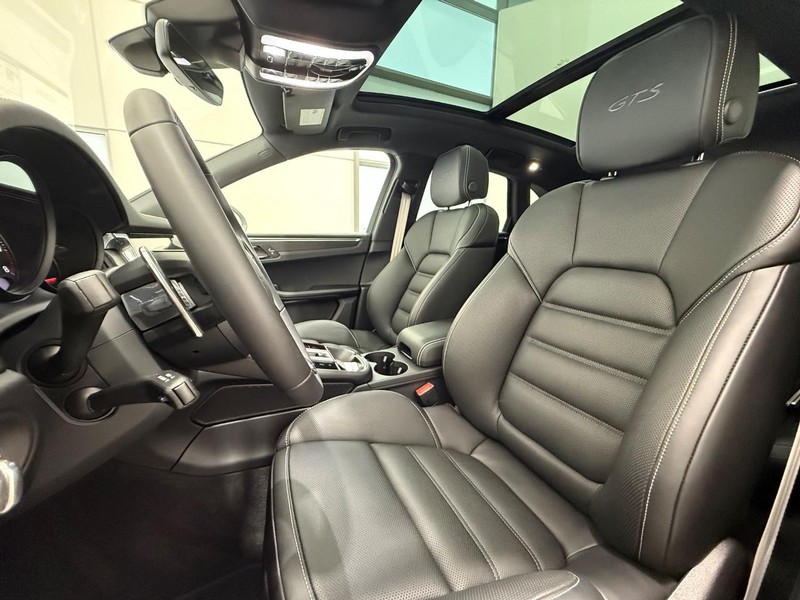 Porsche Macan Vehicle Full-screen Gallery Image 5