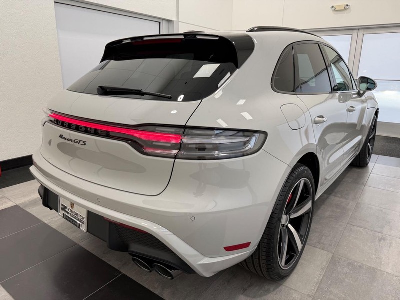 Porsche Macan Vehicle Full-screen Gallery Image 7