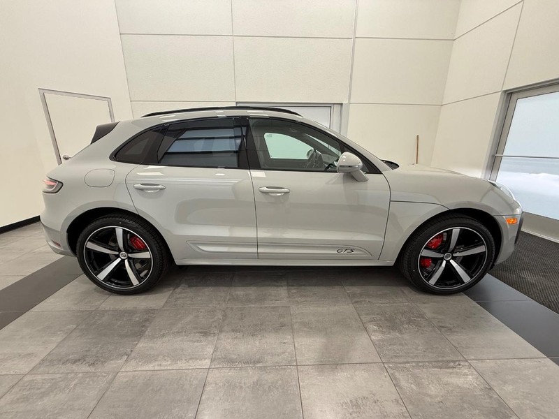 Porsche Macan Vehicle Full-screen Gallery Image 9
