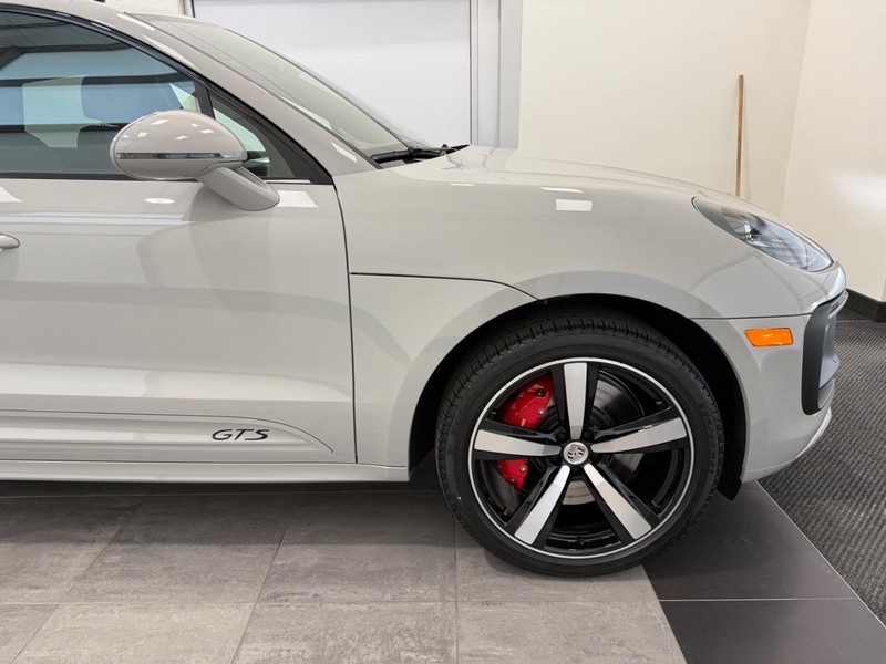 Porsche Macan Vehicle Full-screen Gallery Image 10