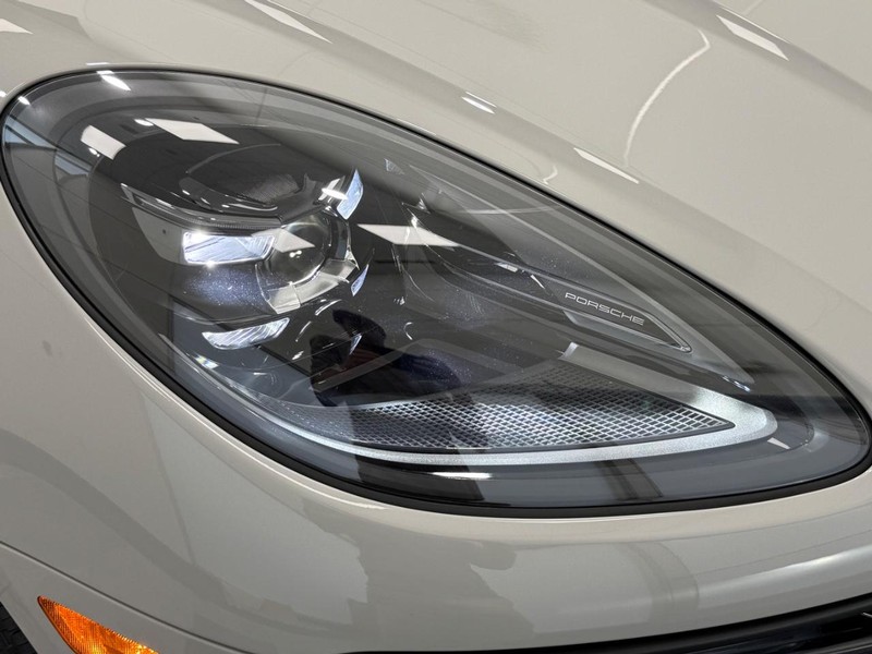 Porsche Macan Vehicle Full-screen Gallery Image 11