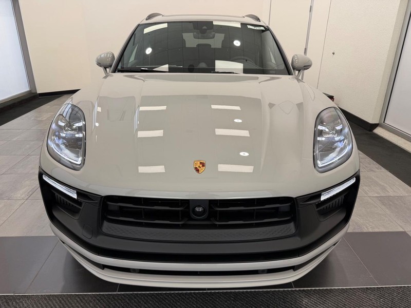 Porsche Macan Vehicle Full-screen Gallery Image 12