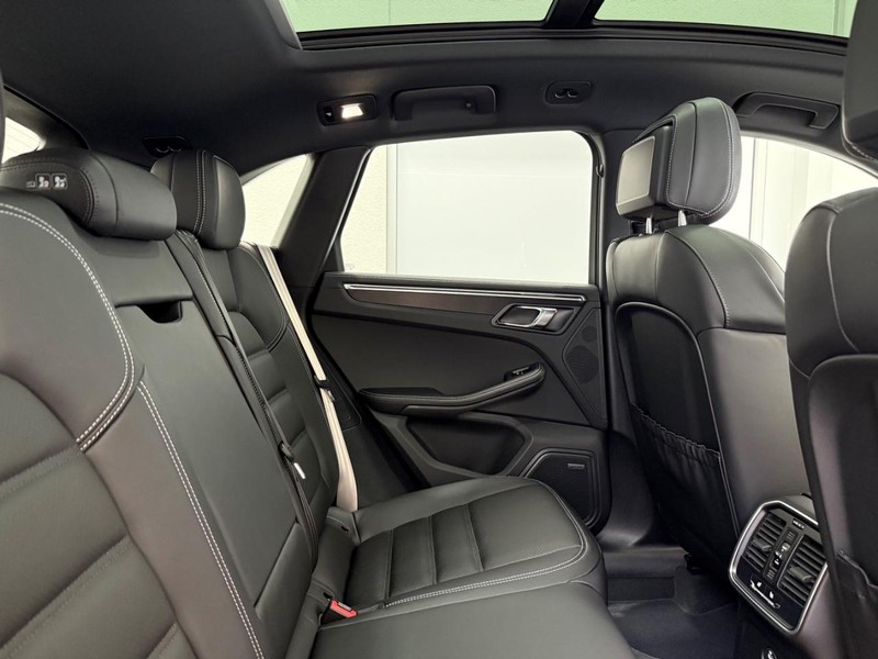 Porsche Macan Vehicle Full-screen Gallery Image 13