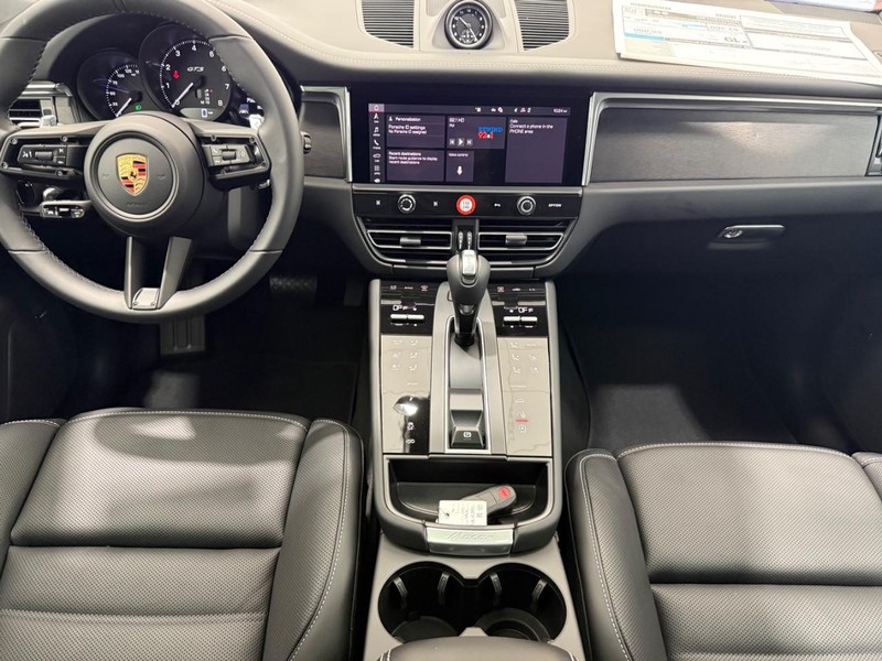 Porsche Macan Vehicle Full-screen Gallery Image 14