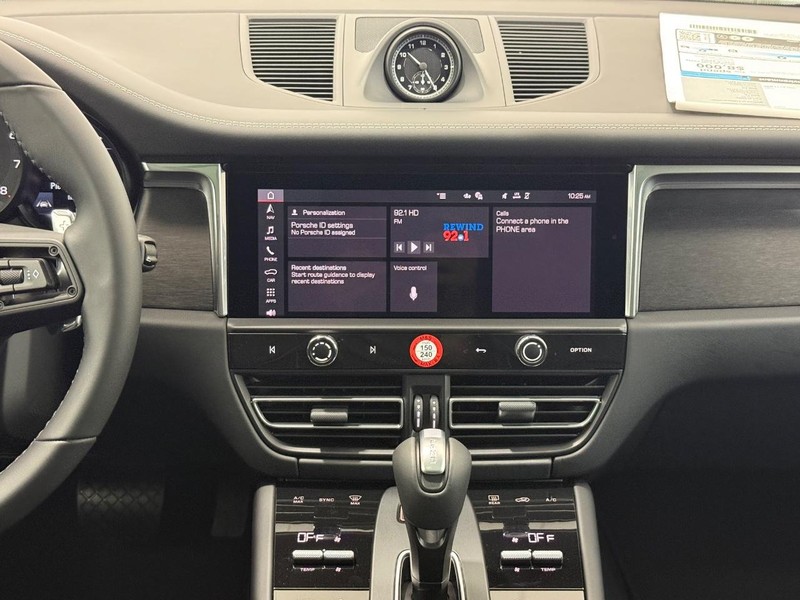 Porsche Macan Vehicle Full-screen Gallery Image 15