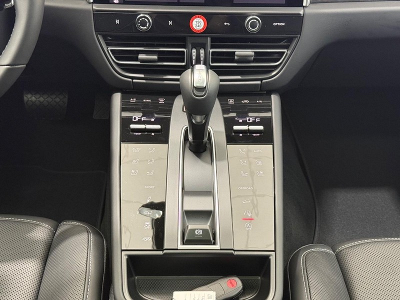 Porsche Macan Vehicle Full-screen Gallery Image 16