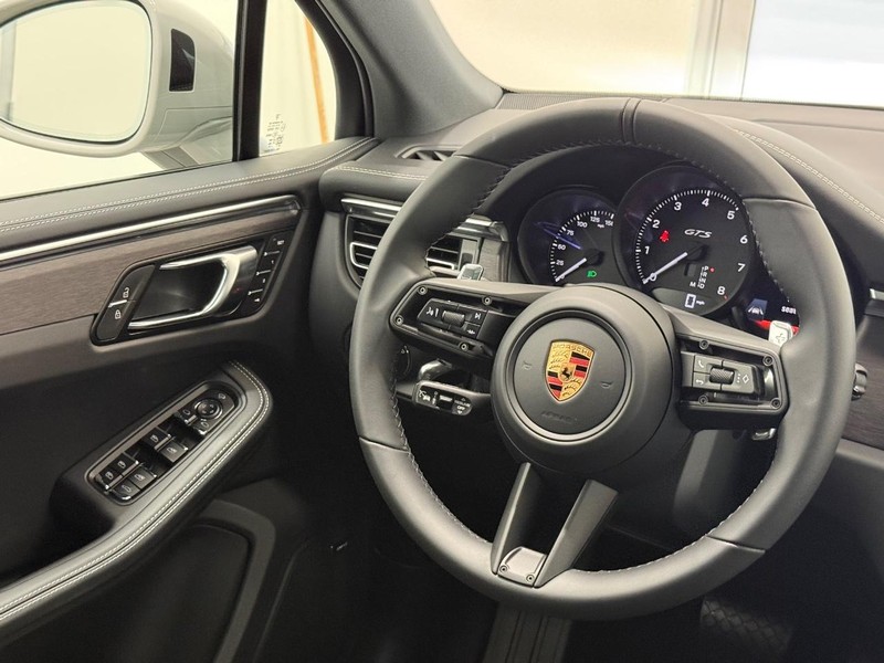 Porsche Macan Vehicle Full-screen Gallery Image 17