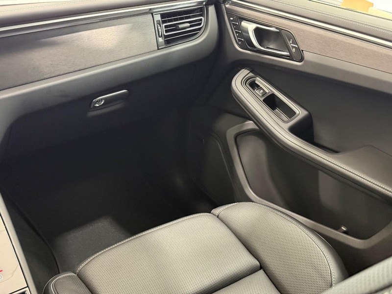 Porsche Macan Vehicle Full-screen Gallery Image 18