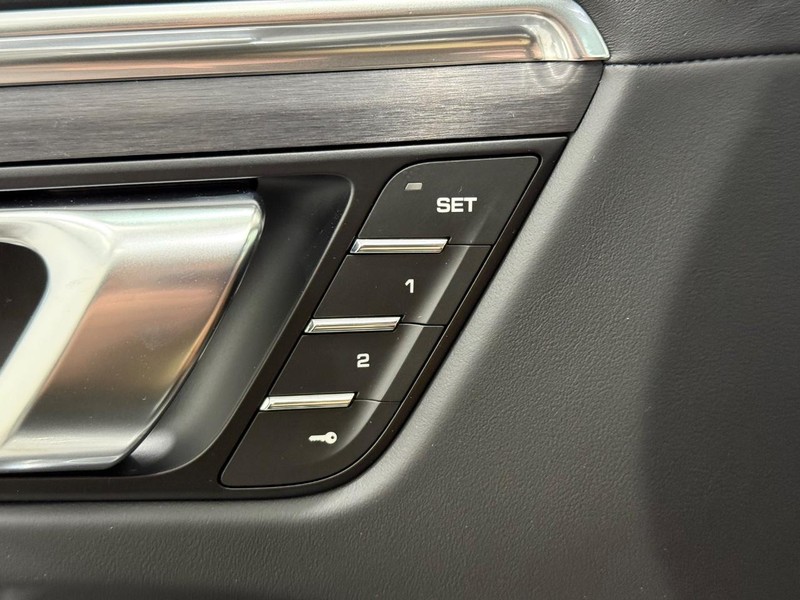 Porsche Macan Vehicle Full-screen Gallery Image 19