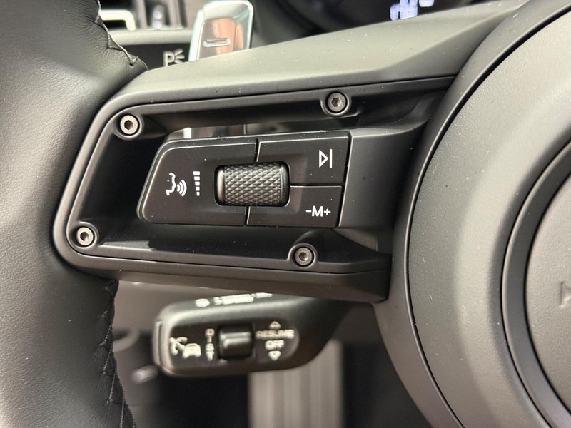 Porsche Macan Vehicle Full-screen Gallery Image 21