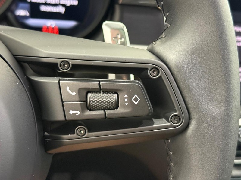 Porsche Macan Vehicle Full-screen Gallery Image 22