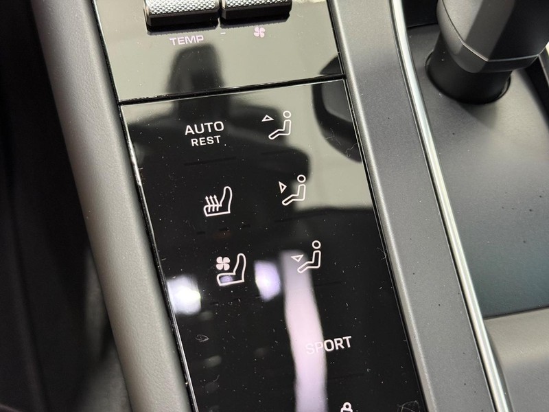 Porsche Macan Vehicle Full-screen Gallery Image 23